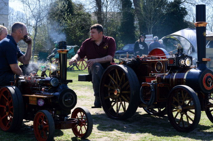 Traction engine drivers pause for a chat